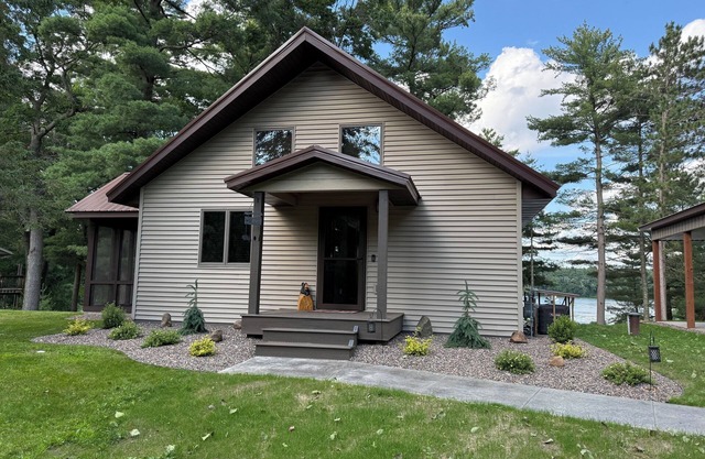 WhistleHaven A cozy lakeside 3-bedroom, 2 bathroom cabin on Prairie Lake, Chetek