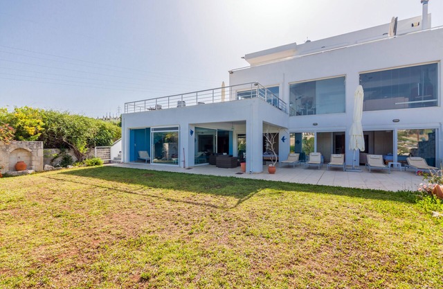 White Blue Spa Villa, By IdealStay Experience