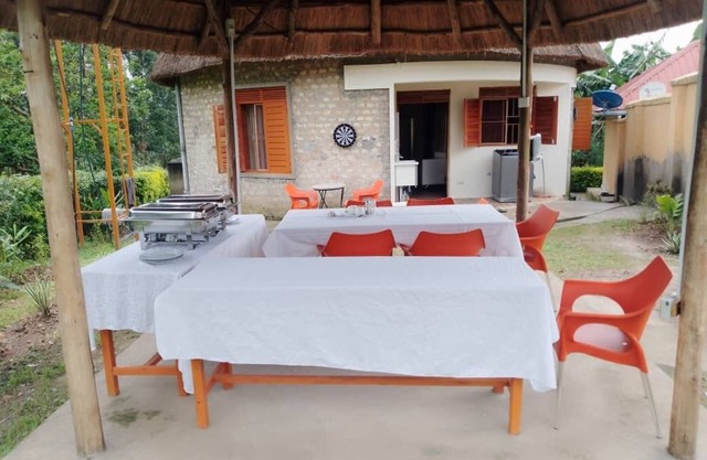 White Cat Farm Hut Inn