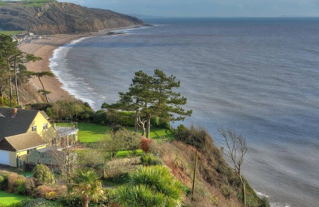 WHITE CLIFFS, family friendly in Seaton, Devon