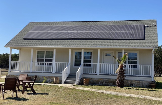 White Cottage, 3BR/2BA, Sleeps 8, Porch, Gas Grill, Firepit