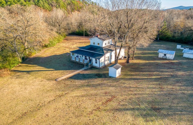 White House in Waveland Retreat - Unique, Private and Peacefuln