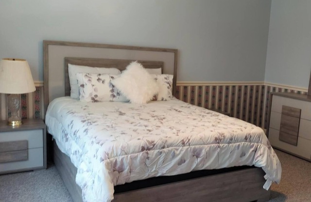 White House Ranch two bedroom with pool, ranch animals & gorgeous sunsets.