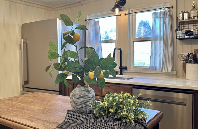 White Little Cottage-Newly renovated-Pets-Family