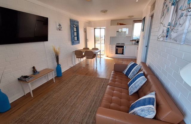 White Lotus - Freshly Renovated Central Fremantle Apartment With Panoramic Views