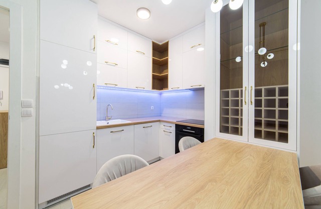 White lux apartment+garage
