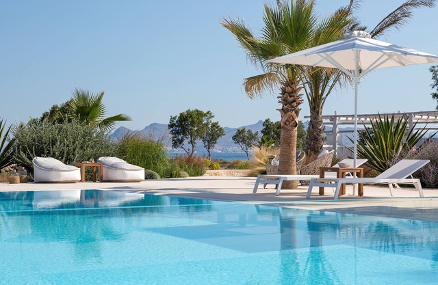 White Pearls Luxury Suites - Adults Only