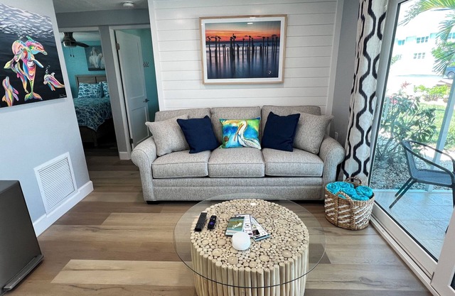 White Pelican at Shorebirds, Beach sunsets 3 min walk! Kayaks, Bikes and more!