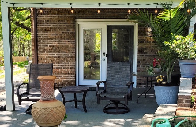 WHITE SQUIRREL SUITE -IN THE CITY WALK TO DOWNTOWN