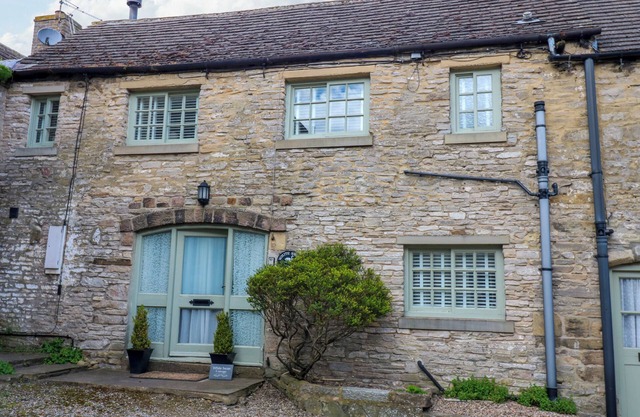 WHITE SWAN COTTAGE, family friendly, with open fire in Middleham