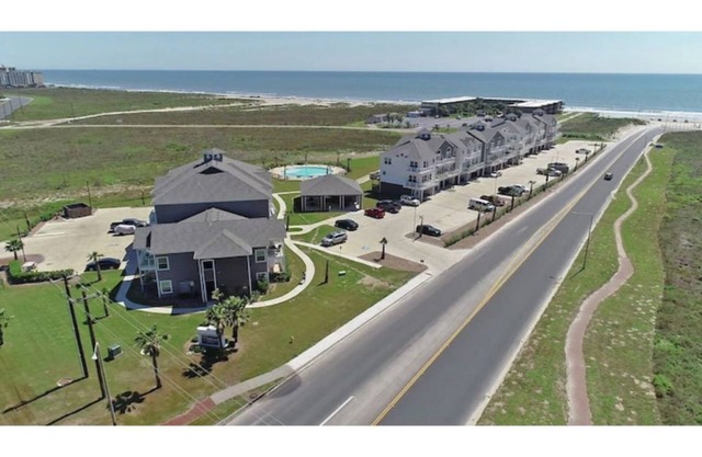 ⭐Whitecap Beach Lookout - Heated Pool - Beautiful Balcony Sunsets