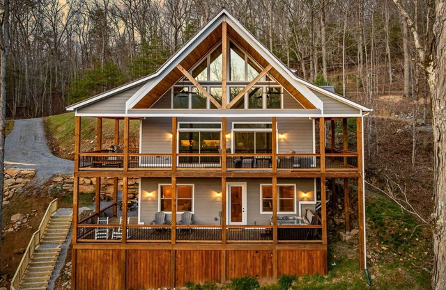 Whitetail Crick; Creekfront, starlink, hot tub, pool table and theatre room