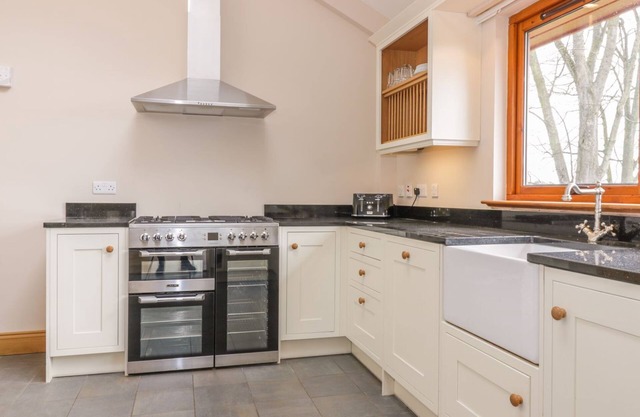 WHITTADDER LODGE, pet friendly, with a garden in Chirnside