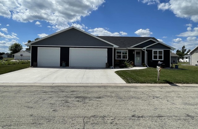 Whole house EAA Airventure rental 13 miles from grounds in quiet neighborhood