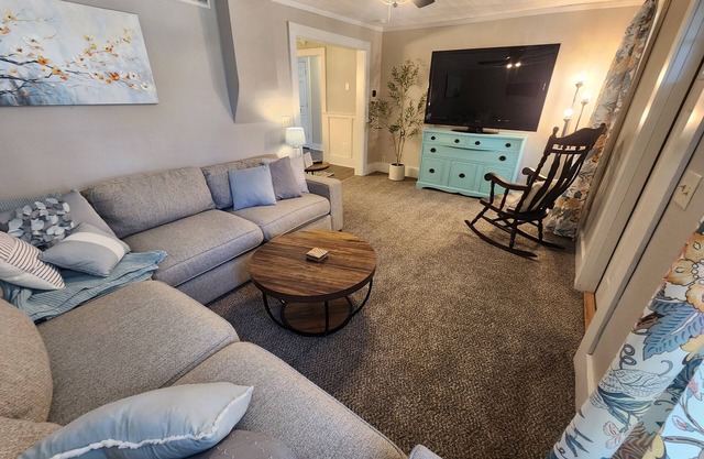 Whole House, HotTub, 2 LivingRooms, 3BR, 2BA,Private yard, fully stocked kitchen