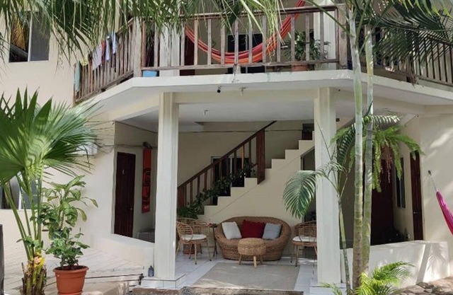 WHOLE HOUSE RENTAL for groups of 4-8 people, less than1 minute walk to the beach