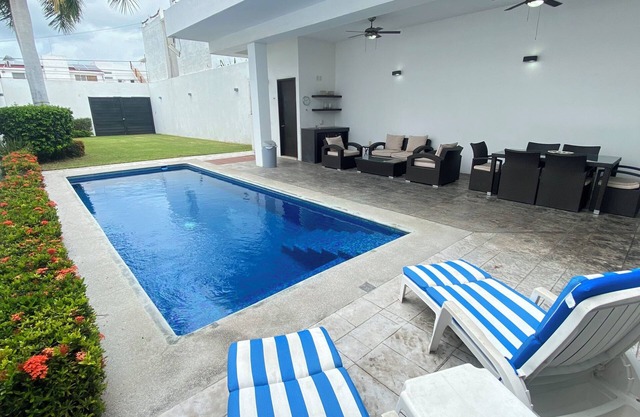 "Widos House" Relaxing Vacation- Great location with a fantastic private pool