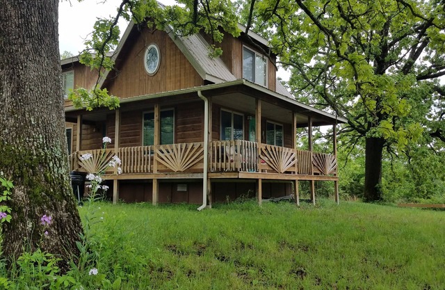 WIFI! Big Oak Cabin, ozarks, hot tub, rivers!