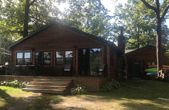 Wiggins Lakefront, dock and beach! Kayaks, paddle boats & MORE! UP NORTH FEEL!