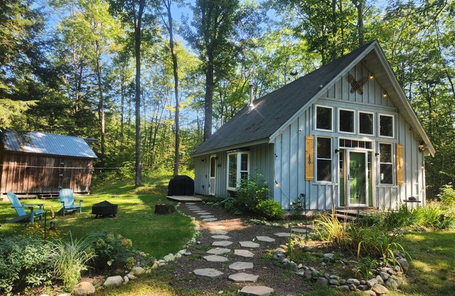 WildeWoods Cabin - pet-friendly, yard + gardens, gas fireplace + outdoor firepit