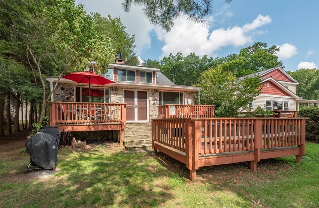 Willow Point: Lakefront, Dogs Welcome, Hot Tub, Private Dock, Lake Views!