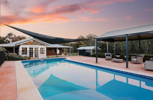 'Wilpine' Poolside Country Luxury near Town