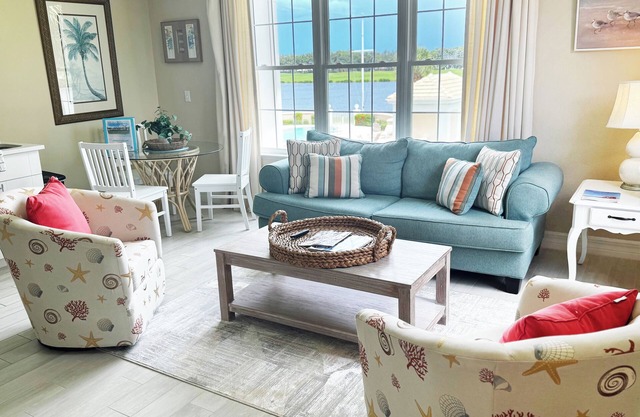 Windsor Lodge Unit 19, studio, 1BR/1BA, close to the Beaches, pool access