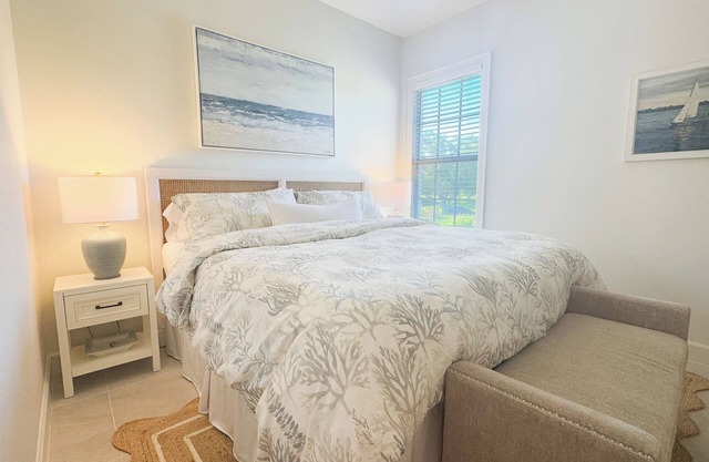 Windsor Lodge Unit 20, studio, 1BR/1BA, close to beaches, balcony, pool access