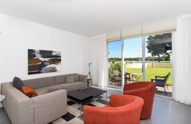 Windsor Lodge Unit 7, studio, close to the beaches, pool access