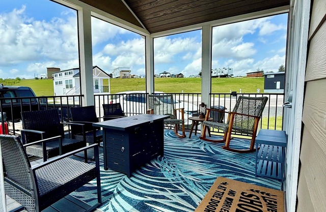 Wine country tiny home next to Luckenbach in upscale resort full of amenities!