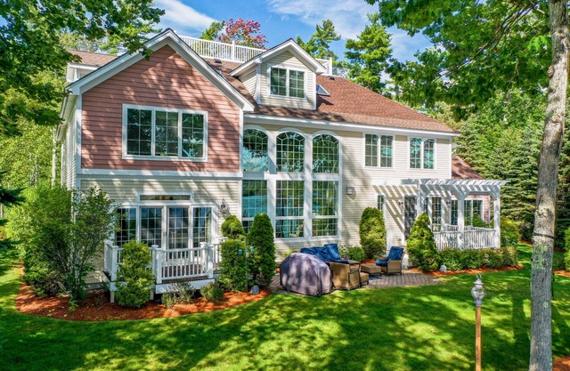 Winnipesaukee Luxury Home for 17 Prime Location Beautiful Views