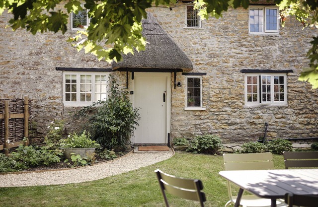 Winter bolt hole: cosy, luxury thatched cottage, modern interior, total R&R!