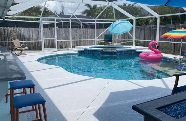 Winter Home - Heated Pool and Spa Close to Beaches