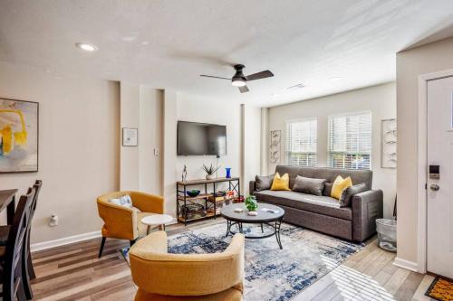 Winter Retreat 3b 3ba Huge backyard Mins from Downtown