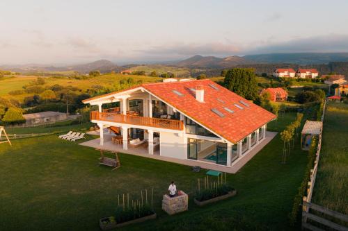 Wishome-Villa espectacular con piscina climatizada, vistas al mar y Picos de Europa