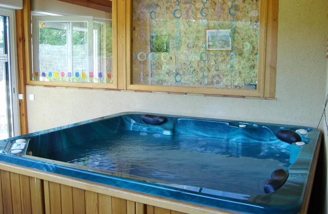 With a golden lizard, Balneotherapy cottage in Dordogne
