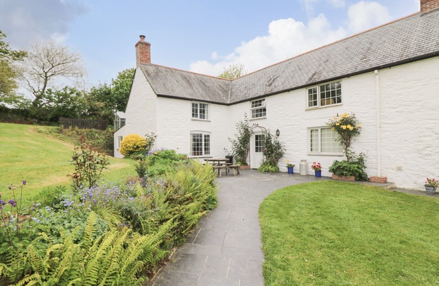 WITHAN FARM WING, family friendly, with open fire in Manaccan