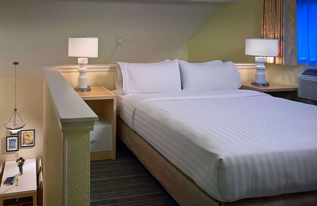 Within easy reach of Roehm Athletic Complex! 2 Broad Suites W/Kitchen & BBQ!