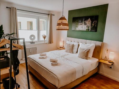 Wohlfühlapartment, Parkplatz, Boxspringbetten, Massagesessel, Nespresso, 1Gbit LAN & WIFI, Innenstadt