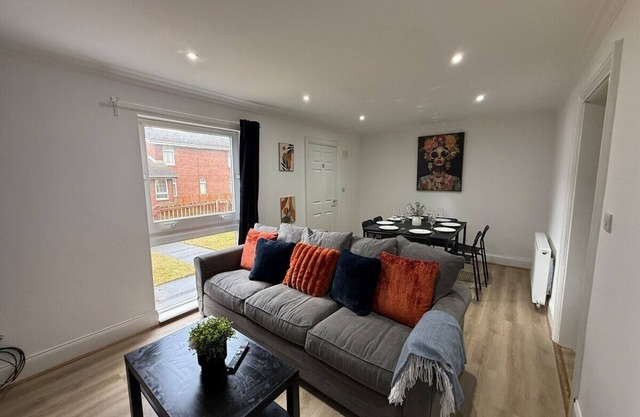 Wolesley-5 Bed 2 Bath Slp 8 Ideal for Contractors