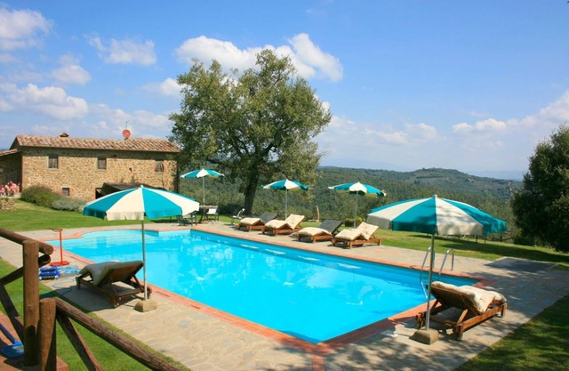 Wonderful private villa with WIFI, private pool, TV, pets allowed and parking, close to Arezzo