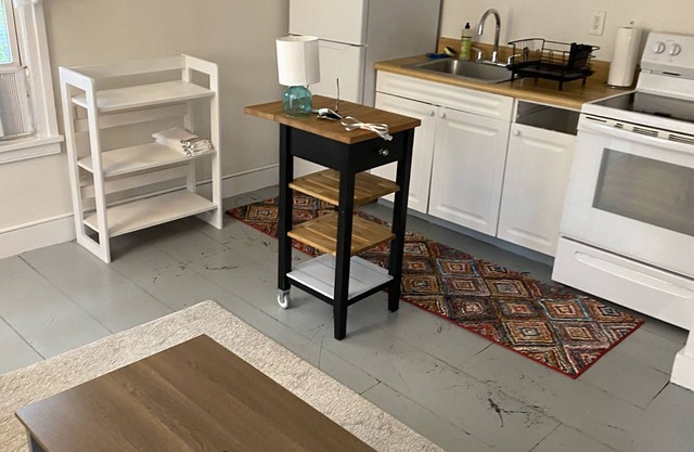 Wonderful apartment ! Great location ! 2 blocks to restaurants and stores