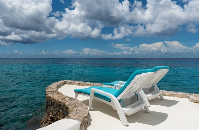 Wonderful Direct Oceanfront 1BR Condo, Spectacular Snorkeling Outfront