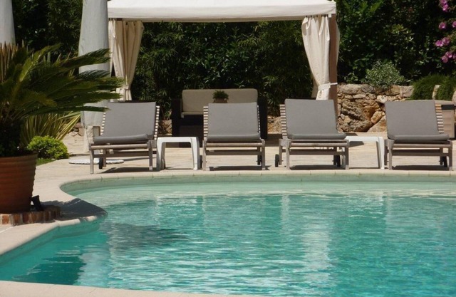 Wonderful family house with sun-warmed paving for sunbathing and swimming.