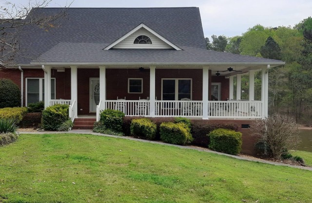Wonderful House on Weiss Lake! Two piers and nearby boat launch. Sleeps 16