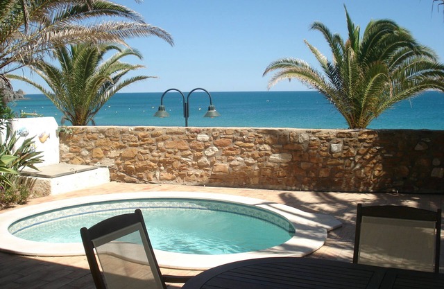 WONDERFUL LOCATION OVERLOOKING THE OCEAN - 3 BED WITH PRIVATE SPLASH POOL