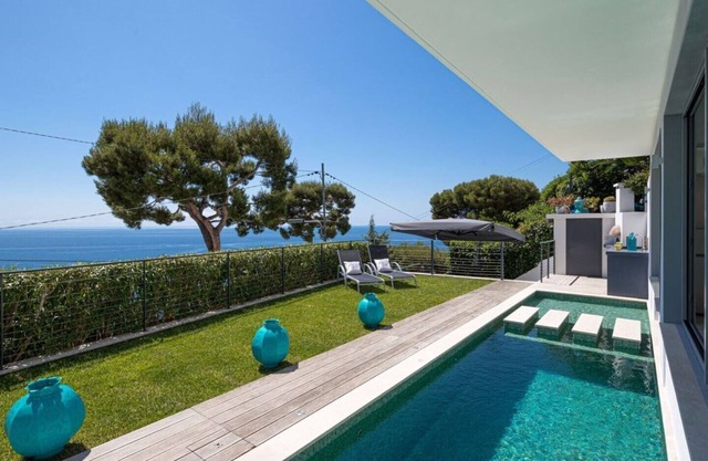 Wonderful modern Villa, with spectacular view of the Ocean and the Bay of Eze.
