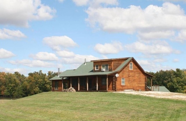 Wonderful Oak Log Home on the Mississippi River