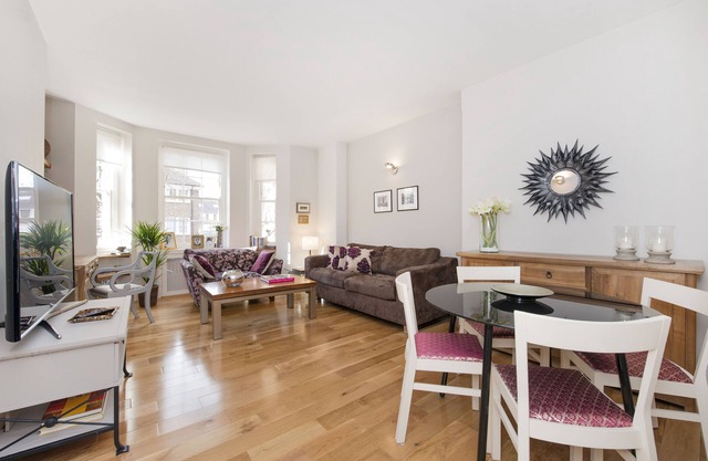 WONDERFUL ONE BEDROOM APARTMENT OFFERING CONTEMPORARY LIVING IN HYDE PARK IV