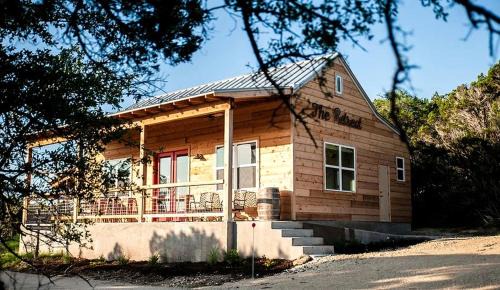 Wonderful Open-Plan Cottage for a Fantastic Family Retreat to Texas Hill Country near Dripping Springs, Texas